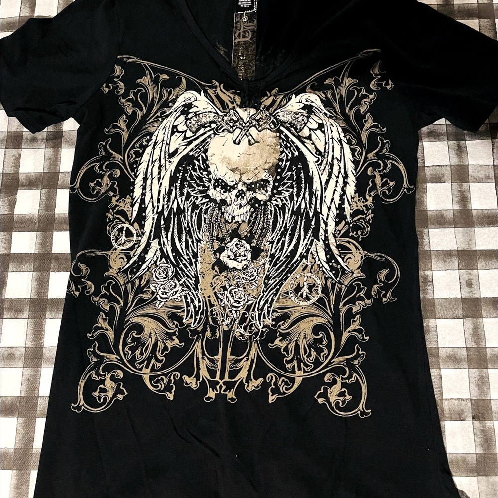 Skull print with wings tee.